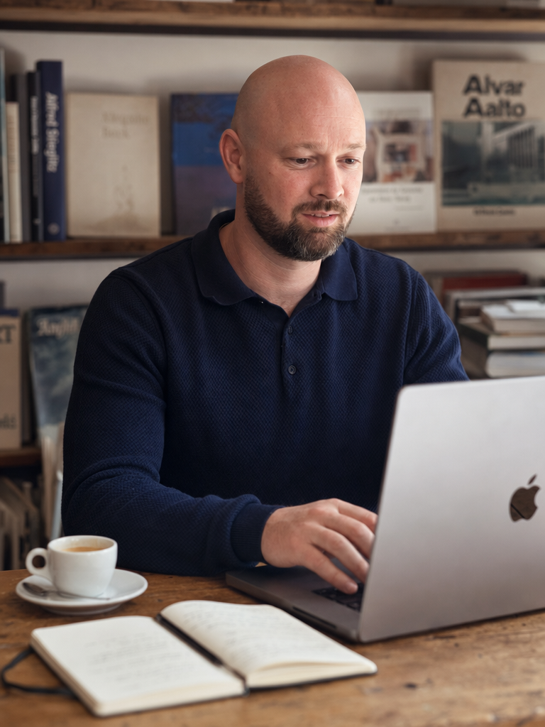 Résultat — portrait LinkedIn corporate avec laptop en bureau premium