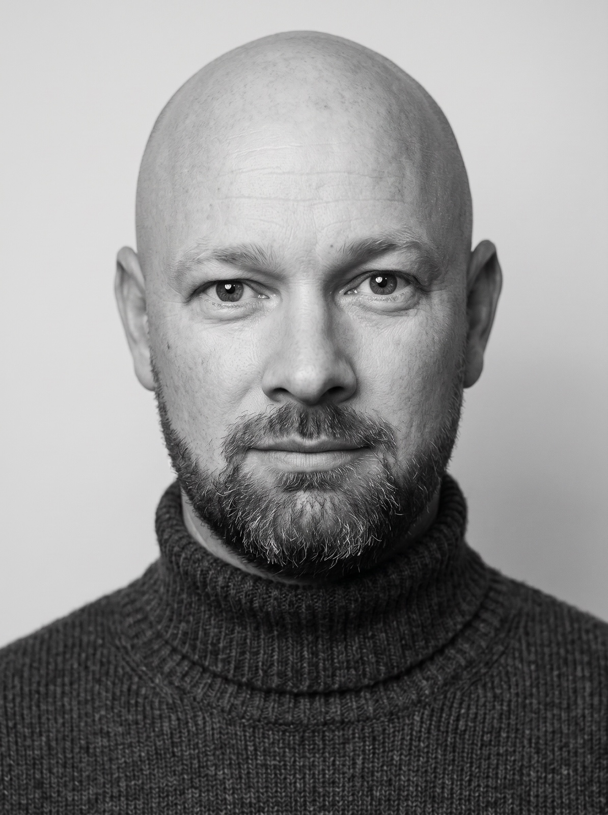 Exemple de photo personal branding générée — portrait noir et blanc col roulé