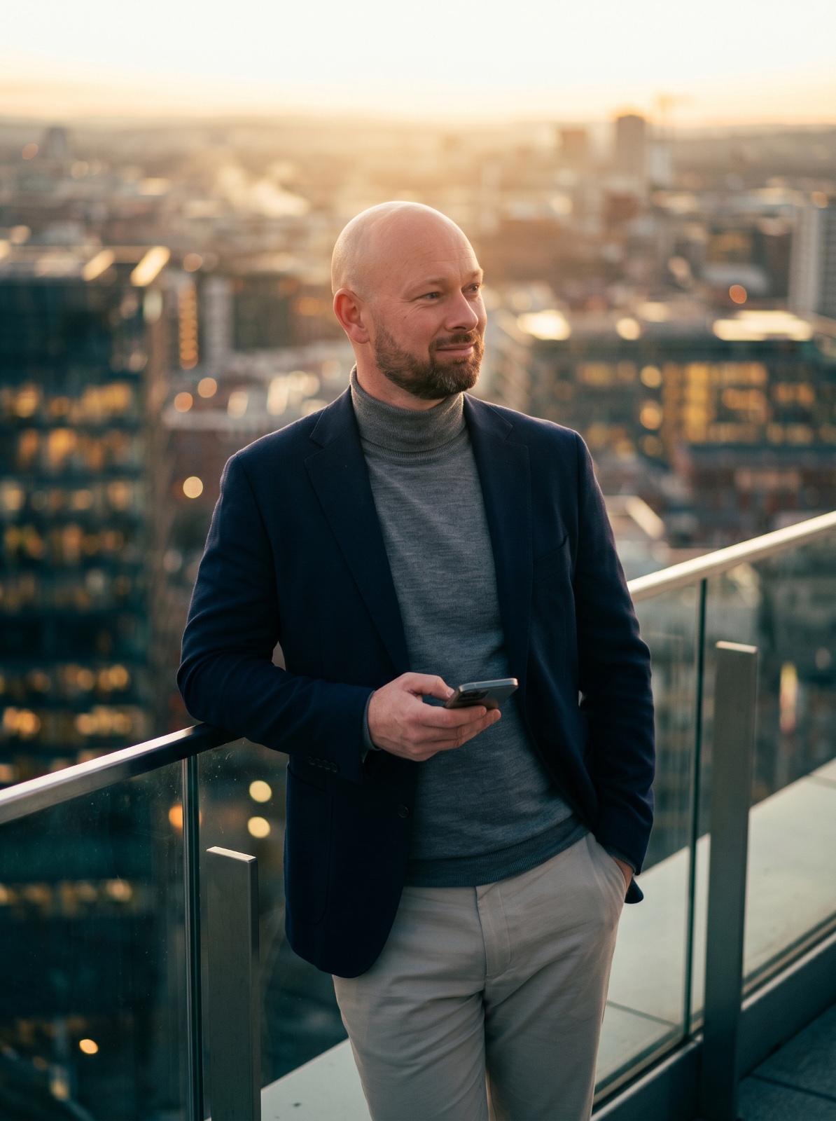 Photo lifestyle rooftop · coucher de soleil, smartphone à la main