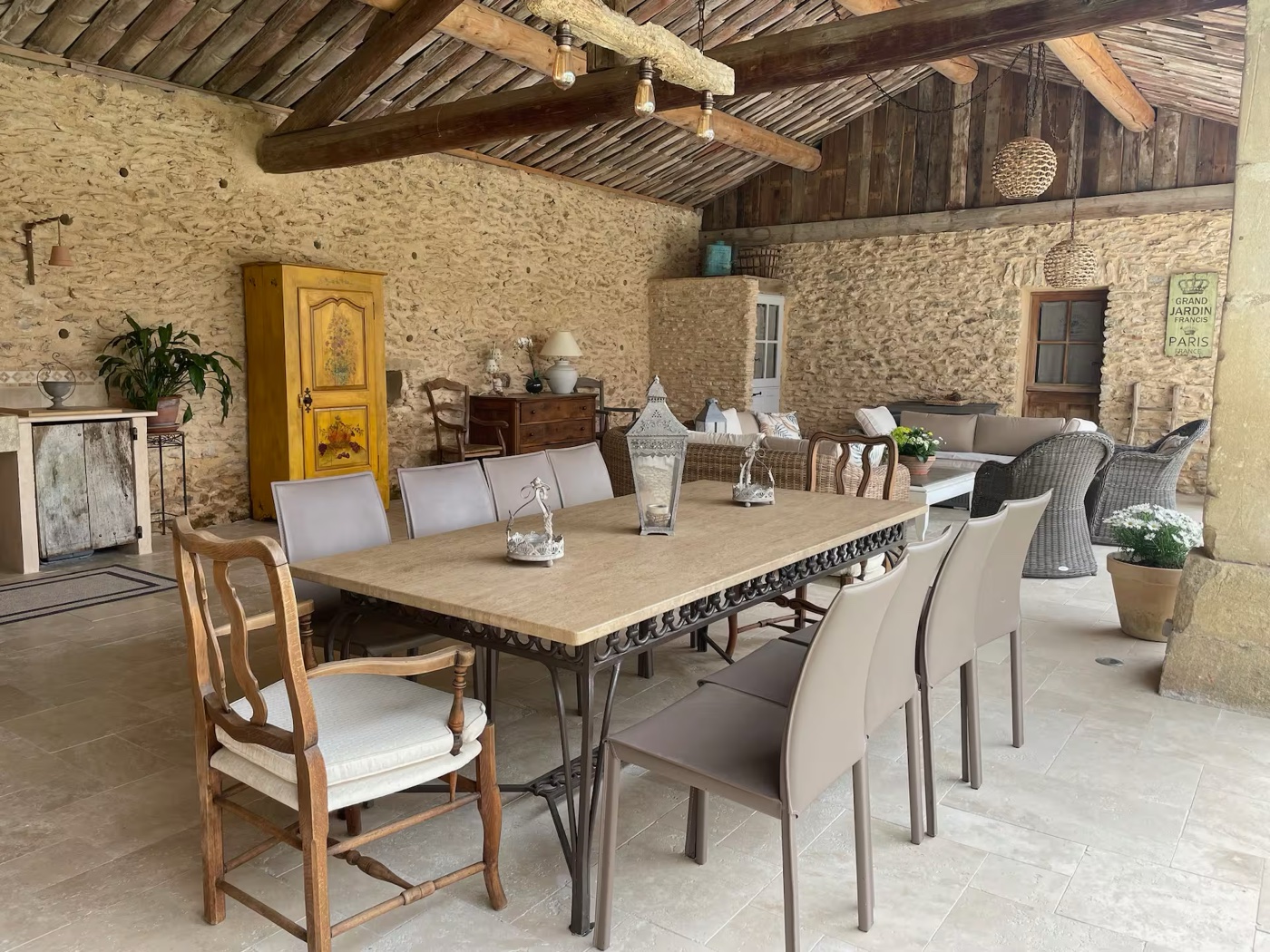 Cuisine d'été en pierre avant retouche IA, table vide