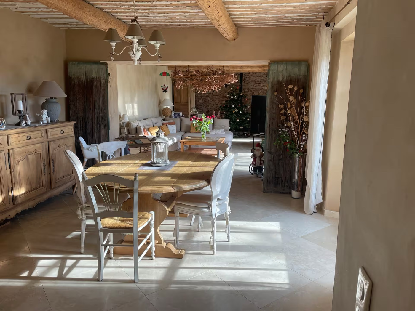 Salle à manger intérieure avant retouche, table ronde nue