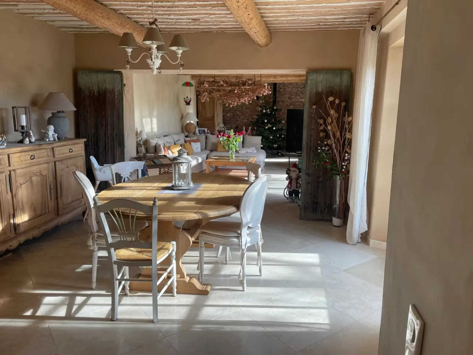 Salle à manger intérieure avant retouche, table ronde nue
